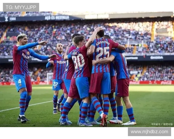 40岁西甲传奇仍坚守绿茵赛场巴萨巨星拥抱致敬三万热情球迷现场